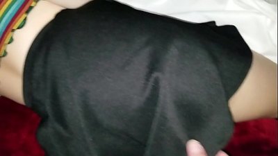 Спящая девственная школьница сестра получает ее тугой задницу пальцами
